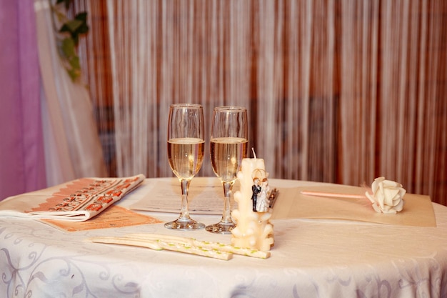 decoración de bodas llena de vasos cojín para anillos en el interior