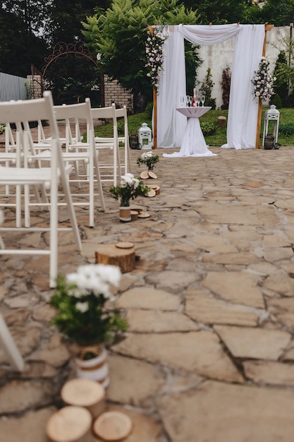 Decoración de bodas, sillas, arcos, flores y decoración variada.