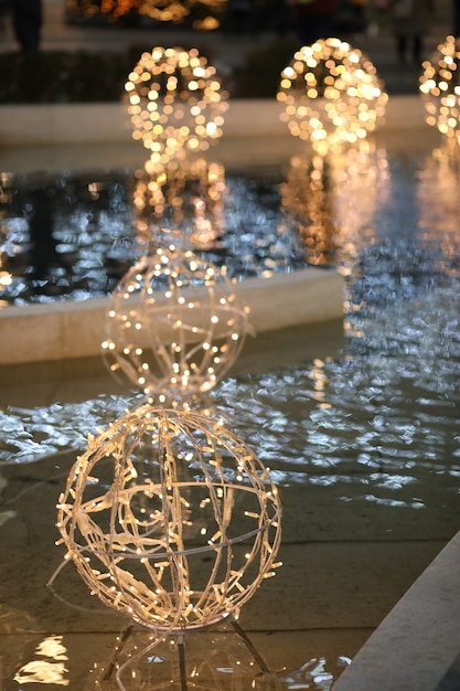 Decoración de bolas de luces navideñas