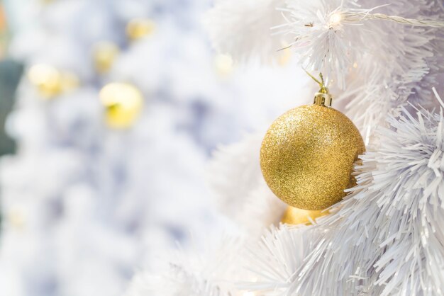 decoración de bolas de Navidad en el árbol de navidad