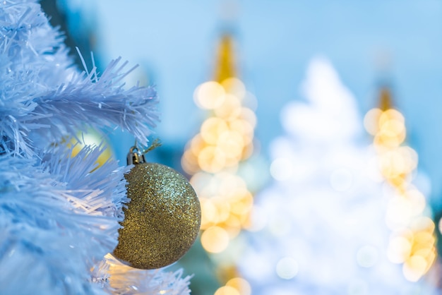 decoración de bolas de Navidad en el árbol de navidad