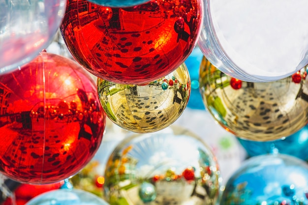 Foto decoración de bolas de navidad con luz parpadeante y adorno en abeto sobre colorido bokeh con festivo