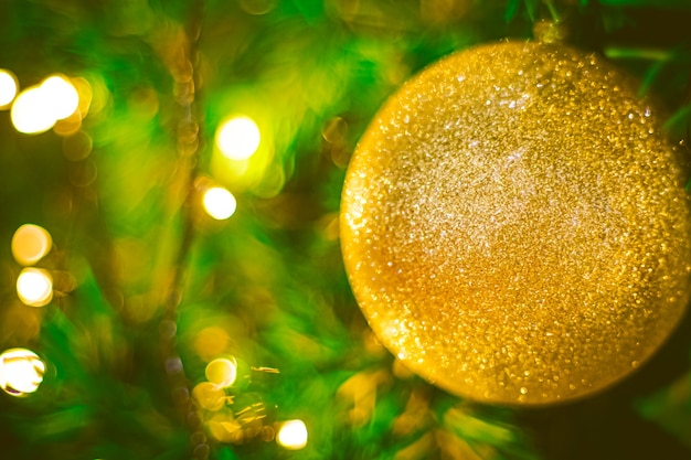 Decoración de bolas de Navidad sobre fondo amarillo. Desenfoque de fondo colorido bokeh. fondo de navidad