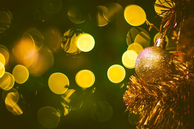 Decoración de bolas de Navidad sobre fondo amarillo. Desenfoque de fondo colorido bokeh. fondo de navidad