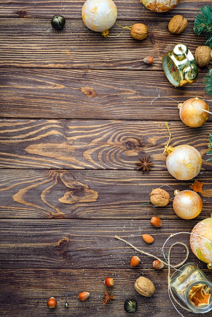 Decoración de bolas de Navidad sobre fondo de madera vieja