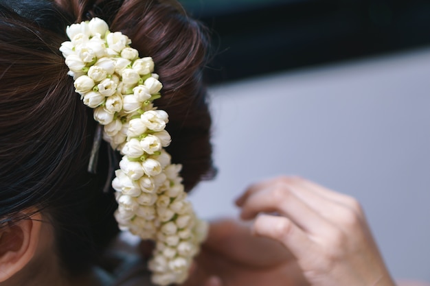 Decoración del cabello con alfiler de flor de jazmín