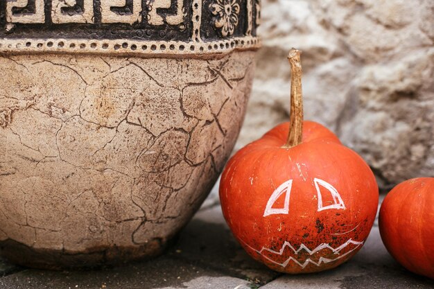 Decoración de la calle de Halloween Jack o linterna calabazas en la calle de la ciudad decoración festiva de fachadas de tiendas y edificios Mercado de otoño en la ciudad Espacio para texto Truco o trato Feliz Halloween