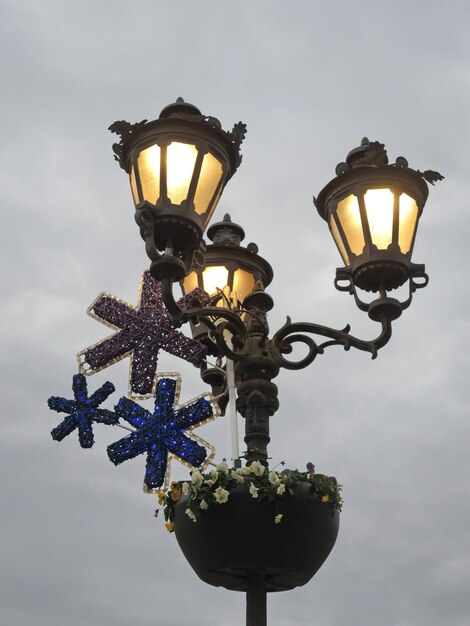 Decoración callejera navideña con flores