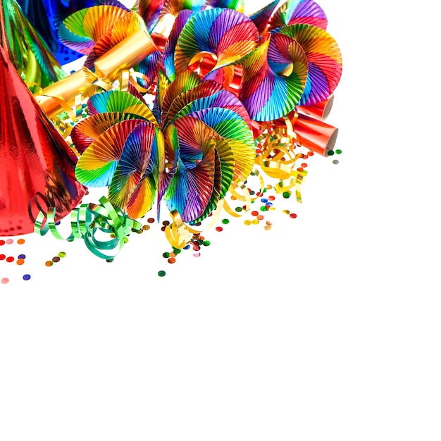 Decoración de carnaval. guirnaldas, serpentinas, gorros de fiesta y confeti en blanco. fondo colorido de vacaciones