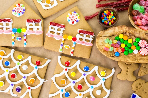 Decoración de la casa de pan de jengibre con glaseado real y caramelos de colores.