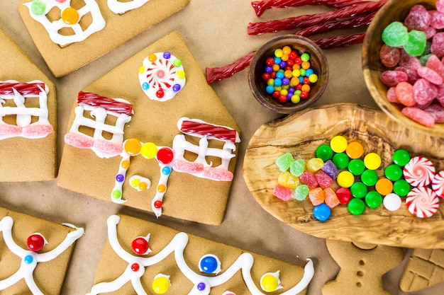 Decoración de la casa de pan de jengibre con glaseado real y caramelos de colores.