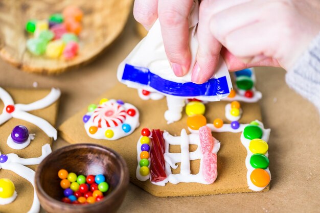 Decoración de la casa de pan de jengibre con glaseado real y caramelos de colores.