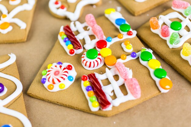 Decoración de la casa de pan de jengibre con glaseado real y caramelos de colores.