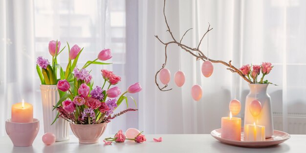 decoración de la casa de Pascua con flores huevos velas encendidas