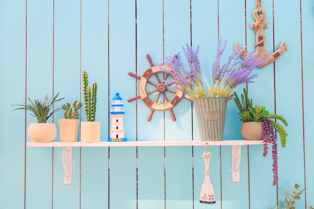 Decoración de la casa de playa en el estante de la pared azul.