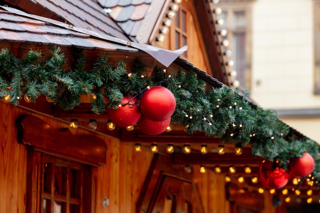 Decoración de casas de feria de Navidad en el mercado de la ciudad vieja de Wroclaw, Polonia en 2021