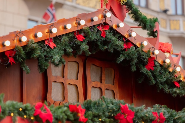 Decoración de casas de feria de Navidad en el mercado de la ciudad vieja de Wroclaw, Polonia en 2021