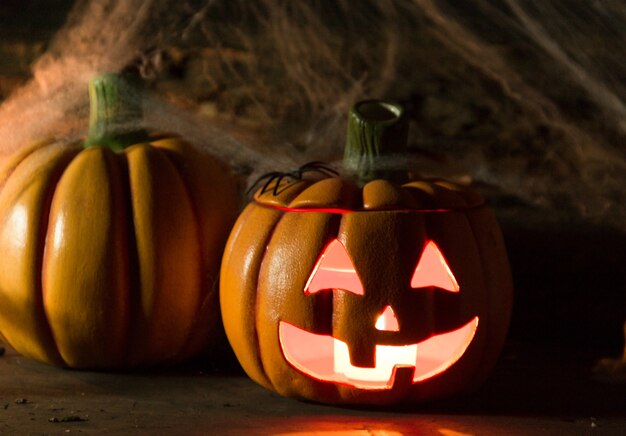 Decoración para la celebración de hallowen con calabazas, arañas, velas en madera rústica