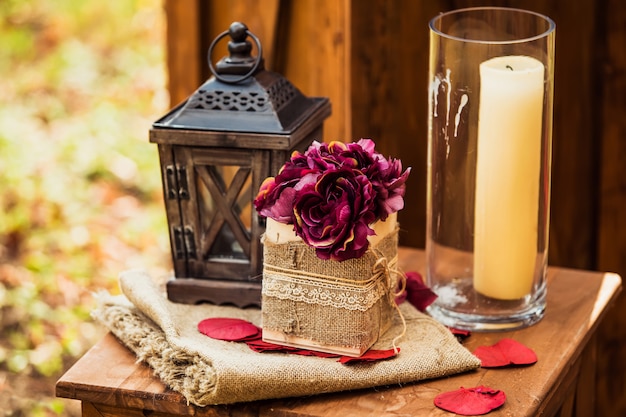 Decoración para la ceremonia de boda en el parque en otoño