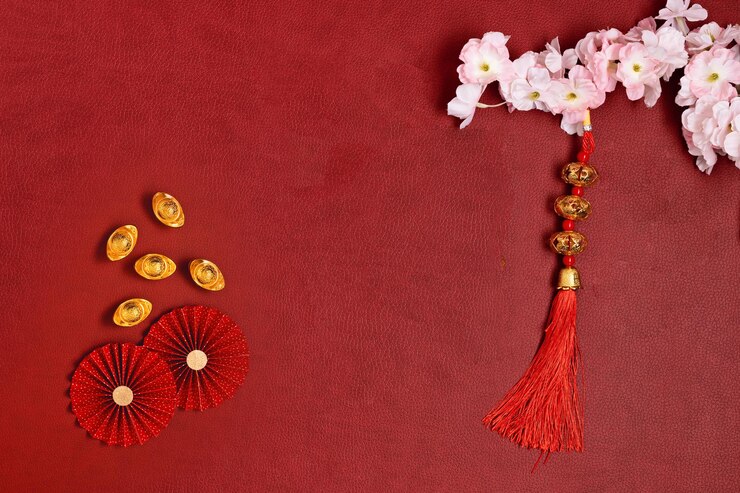 Decoración china de año nuevo con símbolo chino de buena suerte, lingotes de oro, abanicos de papel rojo y flores.