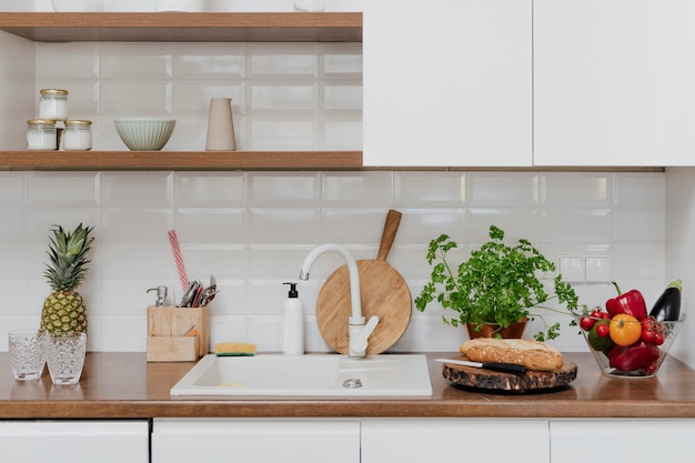 Decoración de cocina casera moderna con una tabla de cortar