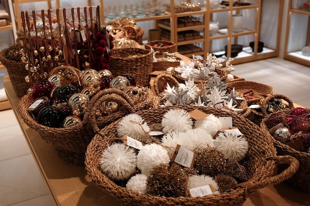 Decoración de compras navideñas en cesta