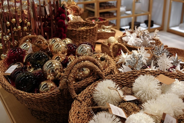 Decoración de compras navideñas en cesta