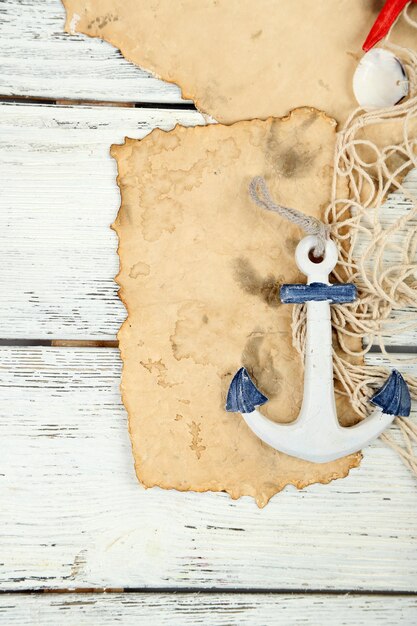 Foto decoración de conchas marinas y papel viejo sobre fondo de madera de color