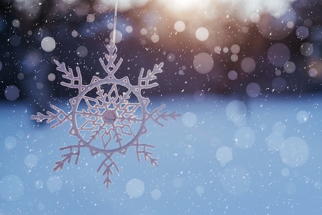 Decoración de copo de nieve en el fondo de vacaciones de invierno de nieve