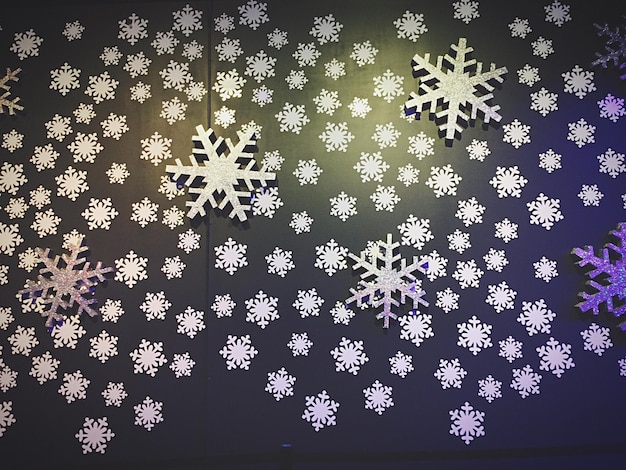 Foto decoración de copos de nieve en la pared durante la navidad