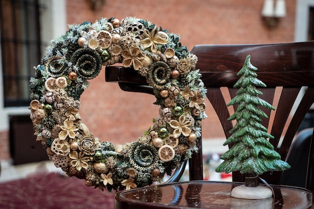 Decoración de la corona de Navidad en una puerta de madera