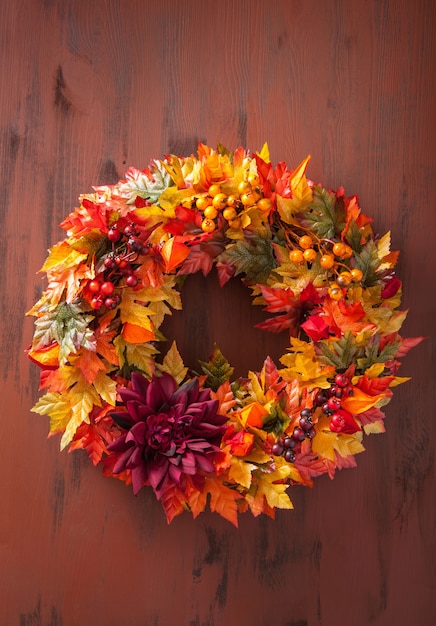 Decoración de corona de otoño artificial hecha a mano con hojas de flor de baya