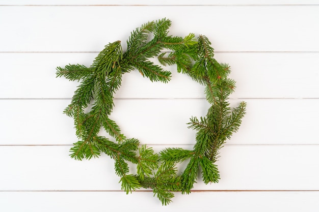 Decoración de corona de vacaciones de Navidad sobre fondo de madera, vista superior