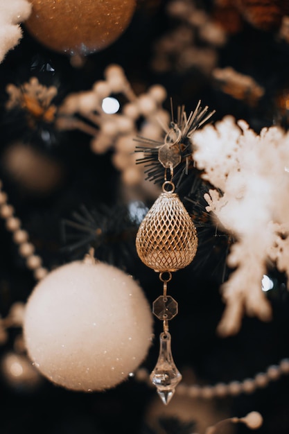 Decoración de cristal y bola blanca de Navidad colgada en el árbol de Navidad detalles vacaciones de invierno