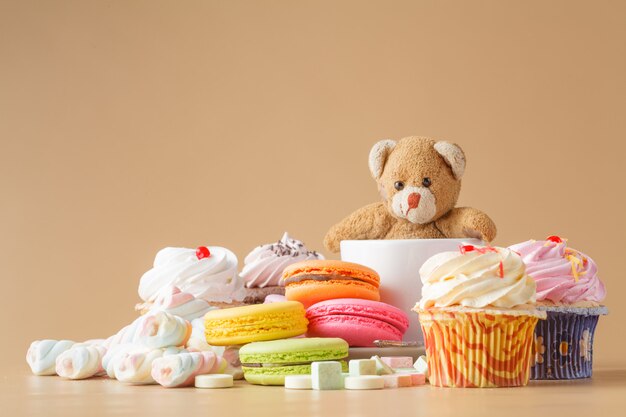 Decoración de cumpleaños para niños con cupcakes y macarrones