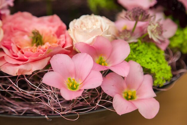 decoración con delicadas flores rosadas