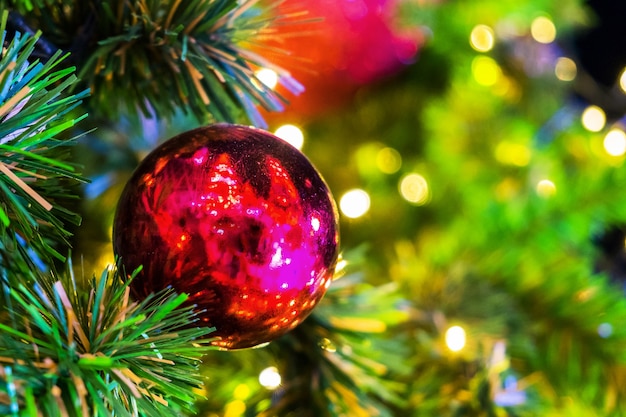 Decoración el día de Navidad con bola roja