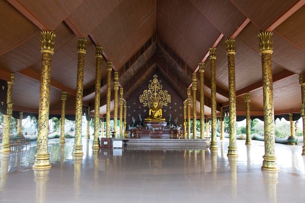Decoración e interior del templo Sirindhorn wararam phu prao para la gente que viaja visita y reza a Buda el 17 de septiembre de 2017 en Ubon Ratchathani Tailandia