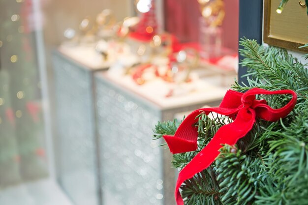 Decoración de escaparate con árbol de navidad.