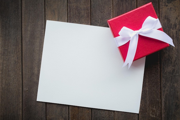 Decoración especial de caja de regalo en un piso de madera antiguo con cinta para agregar el concepto de mensaje de texto de Navidad y Año Nuevo o tarjeta de felicitación día de san valentín