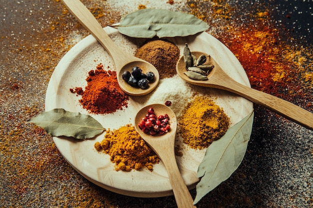 Decoración de especias con cucharas de madera en plato