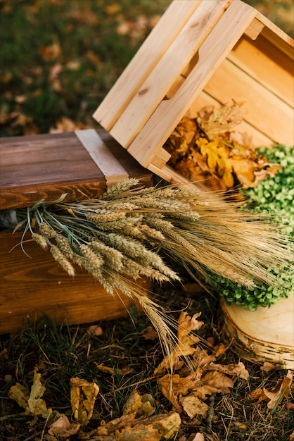 Decoración con espiguillas de otoño y hojas.