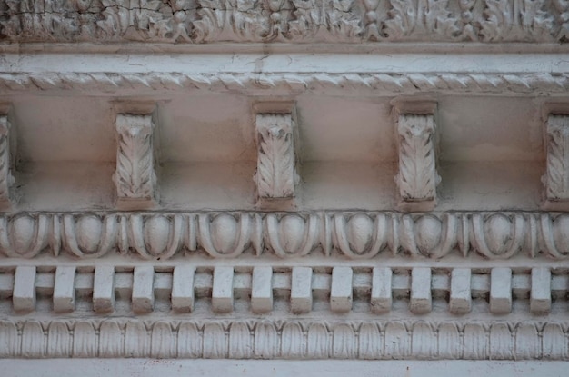 Decoración de estuco en la fachada de un edificio antiguo Fragmento de una casa barroca de estuco