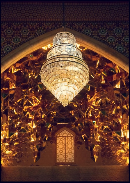 Decoración exterior de la entrada al mausoleo de Shah Cheragh con mosaicos de espejo Irán Shiraz