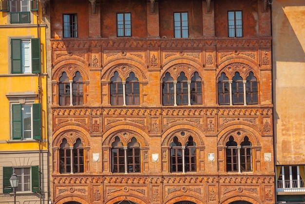 Decoración de la fachada en el centro de la ciudad de Pisa, Italia