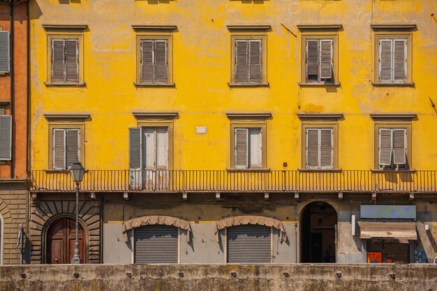 Foto decoración de la fachada en el centro de la ciudad de pisa, italia