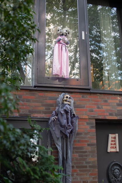 Decoración de la fachada para Halloween con un esqueleto con dos cabezas