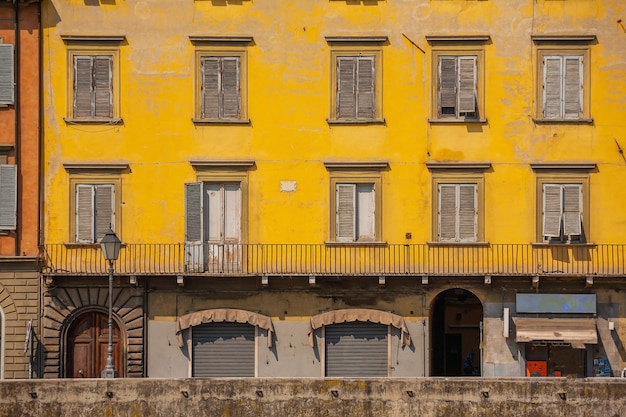 Decoración de la fachada en el paisaje urbano del horizonte del centro de la ciudad de Pisa de Italia. Atracción turística famosa