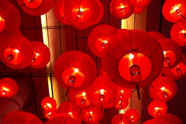 Decoración de farol de papel rojo de año nuevo chino en el centro comercial