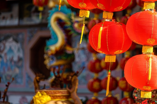 Decoración de farolillos rojos para el Festival del Año Nuevo Chino en el santuario chino